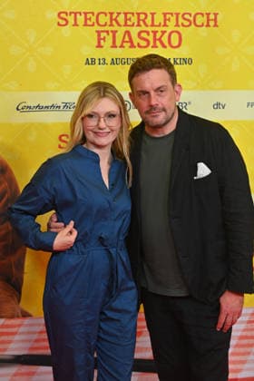 Sebastian BEZZEL (Schauspieler) mit Ehefrau Johanna Christine GEHLEN (Schauspielerin). Weltpremiere STECKERLFISCHFIASKO am 10.08.20226 im Mathaeser Kino in Muenchen. Roter Teppich,Red Carpet. *** Sebastian BEZZEL, actor, with his wife Johanna Christine GEHLEN, actress, at the world premiere of *STECKERLFISCHFIASKO* on August 10, 20226, at the Mathaeser Kino in Munich. Red Carpet
