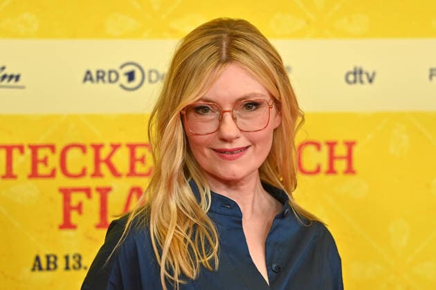 Johanna Christine GEHLEN (Schauspielerin), Einzelbild,angeschnittenes Einzelmotiv,Portraet,Portrait,Porträt. Weltpremiere STECKERLFISCHFIASKO am 10.08.20226 im Mathaeser Kino in Muenchen. Roter Teppich,Red Carpet. *** Johanna Christine GEHLEN, Actress; single frame, cropped shot, portrait; World Premiere of *STECKERLFISCHFIASKO* on August 10, 2022, at the Mathäuser Kino in Munich; Red Carpet