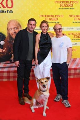 v.li:Sebastian BEZZEL (Schauspieler), Lisa Maria POTTHOFF (Schauspielerin), Simon Schwarz (Schauspieler). Weltpremiere STECKERLFISCHFIASKO am 10.08.20226 im Mathaeser Kino in Muenchen. Roter Teppich,Red Carpet. *** From left: Sebastian BEZZEL, actor; Lisa Maria POTTHOFF, actress; Simon Schwarz, actor. World premiere of *STECKERLFISCHFIASKO* on August 10, 20226, at the Mathaeser Kino in Munich. Red carpet.
