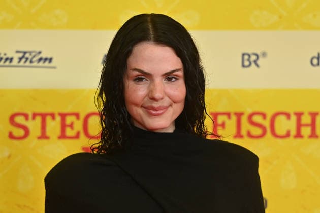 Ruby O.FEE (Schauspielerin). Einzelbild,angeschnittenes Einzelmotiv,Portraet,Portrait,Porträt. Weltpremiere STECKERLFISCHFIASKO am 10.08.20226 im Mathaeser Kino in Muenchen. Roter Teppich,Red Carpet. *** Ruby O FEE, actress; single frame, cropped image, portrait; World Premiere of *STECKERLFISCHFIASKO* on August 10, 2022, at the Mathäuser Kino in Munich; red carpet