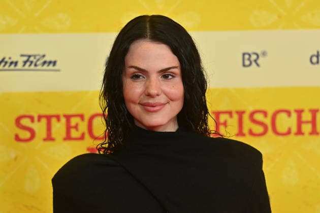 Ruby O.FEE (Schauspielerin). Einzelbild,angeschnittenes Einzelmotiv,Portraet,Portrait,Porträt. Weltpremiere STECKERLFISCHFIASKO am 10.08.20226 im Mathaeser Kino in Muenchen. Roter Teppich,Red Carpet. *** Ruby O FEE, actress; single frame, cropped image, portrait; World Premiere of *STECKERLFISCHFIASKO* on August 10, 2022, at the Mathäuser Kino in Munich; red carpet
