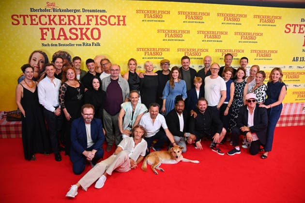 Gruppenbild,Cast,Schauspieler. Weltpremiere STECKERLFISCHFIASKO am 10.08.20226 im Mathaeser Kino in Muenchen. Roter Teppich,Red Carpet. *** Group photo, cast, actors at the world premiere of *STECKERLFISCHFIASKO* on August 10, 20226, at the Mathaeser Kino in Munich; red carpet