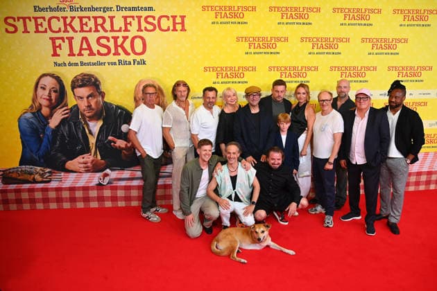Gruppenbild,Cast,Schauspieler. hi.v.li:Christian TRAMITZ,Eisi GULP,Gerhard WITTMANN,Rita FALK,Max SCHMIDT,Sebsatian BEZZEL,Pelle KUEFFNER;Lisa Maria POTTHOFF,Simon SCHWARZ,Stephan ZINNER,Thomas KUEGEL, Castro Dokyi AFFUM, vorne v.l:Ferdinand HOFER,Michael OSTROWSKI, Daniel CHRISTENSEN,Hund Noah. Weltpremiere STECKERLFISCHFIASKO am 10.08.20226 im Mathaeser Kino in Muenchen. Roter Teppich,Red Carpet. *** Group photo, cast, actors (from left to right): Christian TRAMITZ, Eisi GULP, Gerhard WITTMANN, Rita FALK,Max SCHMIDT, Sebastian BEZZEL, Pelle KUEFFNER, Lisa Maria POTTHOFF, Simon SCHWARZ, Stephan ZINNER, Thomas KUEGEL, Castro Dokyi AFFUM; front row, from left: Ferdinand HOFER, Michael OSTROWSKI, Daniel CHRISTENSEN, dog Noah. World premier