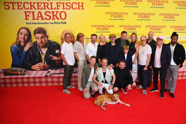 Gruppenbild,Cast,Schauspieler. hi.v.li:Christian TRAMITZ,Eisi GULP,Gerhard WITTMANN,Rita FALK,Max SCHMIDT,Sebsatian BEZZEL,Pelle KUEFFNER;Lisa Maria POTTHOFF,Simon SCHWARZ,Stephan ZINNER,Thomas KUEGEL, Castro Dokyi AFFUM, vorne v.l:Ferdinand HOFER,Michael OSTROWSKI, Daniel CHRISTENSEN,Hund Noah. Weltpremiere STECKERLFISCHFIASKO am 10.08.20226 im Mathaeser Kino in Muenchen. Roter Teppich,Red Carpet. *** Group photo, cast, actors (from left to right): Christian TRAMITZ, Eisi GULP, Gerhard WITTMANN, Rita FALK,Max SCHMIDT, Sebastian BEZZEL, Pelle KUEFFNER, Lisa Maria POTTHOFF, Simon SCHWARZ, Stephan ZINNER, Thomas KUEGEL, Castro Dokyi AFFUM; front row, from left: Ferdinand HOFER, Michael OSTROWSKI, Daniel CHRISTENSEN, dog Noah. World premier