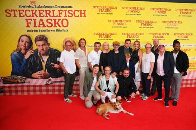 Gruppenbild,Cast,Schauspieler. hi.v.li:Christian TRAMITZ,Eisi GULP,Gerhard WITTMANN,Rita FALK,Max SCHMIDT,Sebsatian BEZZEL,Pelle KUEFFNER;Lisa Maria POTTHOFF,Simon SCHWARZ,Stephan ZINNER,Thomas KUEGEL, Castro Dokyi AFFUM, vorne v.l:Ferdinand HOFER,Michael OSTROWSKI, Daniel CHRISTENSEN,Hund Noah. Weltpremiere STECKERLFISCHFIASKO am 10.08.20226 im Mathaeser Kino in Muenchen. Roter Teppich,Red Carpet. *** Group photo, cast, actors (from left to right): Christian TRAMITZ, Eisi GULP, Gerhard WITTMANN, Rita FALK,Max SCHMIDT, Sebastian BEZZEL, Pelle KUEFFNER, Lisa Maria POTTHOFF, Simon SCHWARZ, Stephan ZINNER, Thomas KUEGEL, Castro Dokyi AFFUM; front row, from left: Ferdinand HOFER, Michael OSTROWSKI, Daniel CHRISTENSEN, dog Noah. World premier