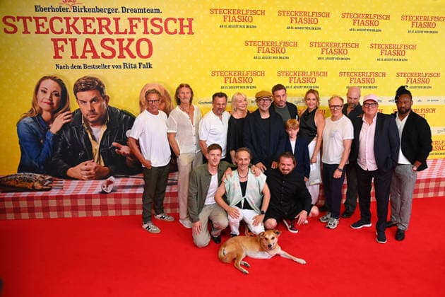 Gruppenbild,Cast,Schauspieler. hi.v.li:Christian TRAMITZ,Eisi GULP,Gerhard WITTMANN,Rita FALK,Max SCHMIDT,Sebsatian BEZZEL,Pelle KUEFFNER;Lisa Maria POTTHOFF,Simon SCHWARZ,Stephan ZINNER,Thomas KUEGEL, Castro Dokyi AFFUM, vorne v.l:Ferdinand HOFER,Michael OSTROWSKI, Daniel CHRISTENSEN,Hund Noah. Weltpremiere STECKERLFISCHFIASKO am 10.08.20226 im Mathaeser Kino in Muenchen. Roter Teppich,Red Carpet. *** Group photo, cast, actors (from left to right): Christian TRAMITZ, Eisi GULP, Gerhard WITTMANN, Rita FALK,Max SCHMIDT, Sebastian BEZZEL, Pelle KUEFFNER, Lisa Maria POTTHOFF, Simon SCHWARZ, Stephan ZINNER, Thomas KUEGEL, Castro Dokyi AFFUM; front row, from left: Ferdinand HOFER, Michael OSTROWSKI, Daniel CHRISTENSEN, dog Noah. World premier