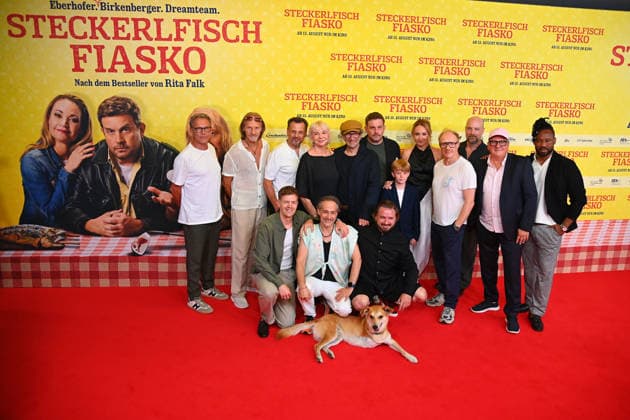 Gruppenbild,Cast,Schauspieler. hi.v.li:Christian TRAMITZ,Eisi GULP,Gerhard WITTMANN,Rita FALK,Max SCHMIDT,Sebsatian BEZZEL,Pelle KUEFFNER;Lisa Maria POTTHOFF,Simon SCHWARZ,Stephan ZINNER,Thomas KUEGEL, Castro Dokyi AFFUM, vorne v.l:Ferdinand HOFER,Michael OSTROWSKI, Daniel CHRISTENSEN,Hund Noah. Weltpremiere STECKERLFISCHFIASKO am 10.08.20226 im Mathaeser Kino in Muenchen. Roter Teppich,Red Carpet. *** Group photo, cast, actors (from left to right): Christian TRAMITZ, Eisi GULP, Gerhard WITTMANN, Rita FALK,Max SCHMIDT, Sebastian BEZZEL, Pelle KUEFFNER, Lisa Maria POTTHOFF, Simon SCHWARZ, Stephan ZINNER, Thomas KUEGEL, Castro Dokyi AFFUM; front row, from left: Ferdinand HOFER, Michael OSTROWSKI, Daniel CHRISTENSEN, dog Noah. World premier