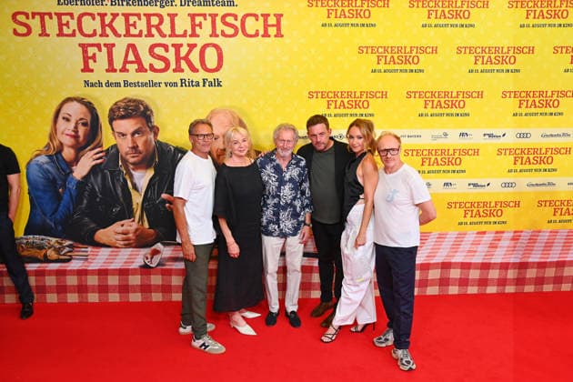 v.li:Christian TRAMITZ (Schauspieler), Rita FALK (Autorin),Paul BREITNER,Sebastian BEZZEL (Schauspieler),Lisa Maria POTTHOFF (Schauspielerin),Simon Schwarz (Schauspieler). Weltpremiere STECKERLFISCHFIASKO am 10.08.20226 im Mathaeser Kino in Muenchen. Roter Teppich,Red Carpet. *** From left: Christian TRAMITZ, actor; Rita FALK, writer; Paul BREITNER;Sebastian BEZZEL, actor; Lisa Maria POTTHOFF, actress; Simon Schwarz, actor; World premiere of *STECKERLFISCHFIASKO* on August 10, 20226, at the Mathaeser Kino in Munich; Red Carpet