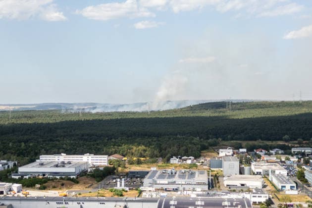 Vier Feuer lodern im Wald Fläche von mehreren Tausend Quadratmetern betroffen Ferienhaussiedlung nur knapp verschont In Rodenbach brennt es seit dem 10.08.2026 an vier Stellen im Wald zwischen den Ortsteilen Ober- und Niederrodenbach. Nach aktuellen Informationen erstreckt sich das Feuer auf einer Fläche von mehreren Tausend Quadratmetern, die Ursache ist zunächst unklar. Das Feuer breitete sich zunächst auch in Richtung einer nahegelegenen Ferienhaussiedlung aus, blieb dieser jedoch dank des Eingreifens der Feuerwehr fern. Die Löscharbeiten dauern nach aktuellen Informationen an, im Einsatz sind umfangreiche Feuerwehrkräfte auch aus dem benachbarten Aschaffenburg. Rodenbach Hessen Deutschland *** Four fires are raging in the