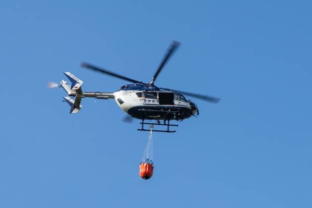 Vier Feuer lodern im Wald Fläche von mehreren Tausend Quadratmetern betroffen Ferienhaussiedlung nur knapp verschont In Rodenbach brennt es seit dem 10.08.2026 an vier Stellen im Wald zwischen den Ortsteilen Ober- und Niederrodenbach. Nach aktuellen Informationen erstreckt sich das Feuer auf einer Fläche von mehreren Tausend Quadratmetern, die Ursache ist zunächst unklar. Das Feuer breitete sich zunächst auch in Richtung einer nahegelegenen Ferienhaussiedlung aus, blieb dieser jedoch dank des Eingreifens der Feuerwehr fern. Die Löscharbeiten dauern nach aktuellen Informationen an, im Einsatz sind umfangreiche Feuerwehrkräfte auch aus dem benachbarten Aschaffenburg. Rodenbach Hessen Deutschland *** Four fires are raging in the