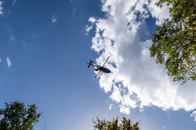 Vier Feuer lodern im Wald Fläche von mehreren Tausend Quadratmetern betroffen Ferienhaussiedlung nur knapp verschont In Rodenbach brennt es seit dem 10.08.2026 an vier Stellen im Wald zwischen den Ortsteilen Ober- und Niederrodenbach. Nach aktuellen Informationen erstreckt sich das Feuer auf einer Fläche von mehreren Tausend Quadratmetern, die Ursache ist zunächst unklar. Das Feuer breitete sich zunächst auch in Richtung einer nahegelegenen Ferienhaussiedlung aus, blieb dieser jedoch dank des Eingreifens der Feuerwehr fern. Die Löscharbeiten dauern nach aktuellen Informationen an, im Einsatz sind umfangreiche Feuerwehrkräfte auch aus dem benachbarten Aschaffenburg. Rodenbach Hessen Deutschland *** Four fires are raging in the