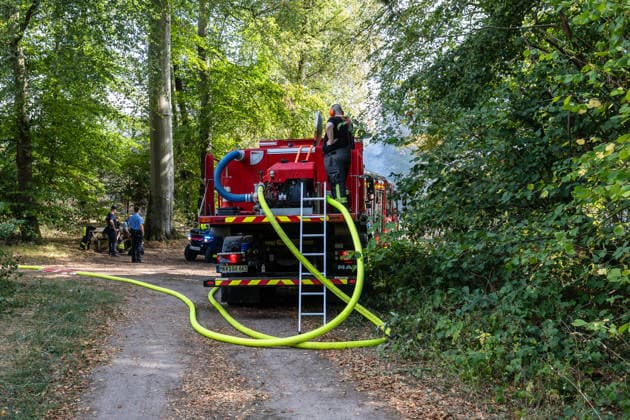 Vier Feuer lodern im Wald Fläche von mehreren Tausend Quadratmetern betroffen Ferienhaussiedlung nur knapp verschont In Rodenbach brennt es seit dem 10.08.2026 an vier Stellen im Wald zwischen den Ortsteilen Ober- und Niederrodenbach. Nach aktuellen Informationen erstreckt sich das Feuer auf einer Fläche von mehreren Tausend Quadratmetern, die Ursache ist zunächst unklar. Das Feuer breitete sich zunächst auch in Richtung einer nahegelegenen Ferienhaussiedlung aus, blieb dieser jedoch dank des Eingreifens der Feuerwehr fern. Die Löscharbeiten dauern nach aktuellen Informationen an, im Einsatz sind umfangreiche Feuerwehrkräfte auch aus dem benachbarten Aschaffenburg. Rodenbach Hessen Deutschland *** Four fires are raging in the