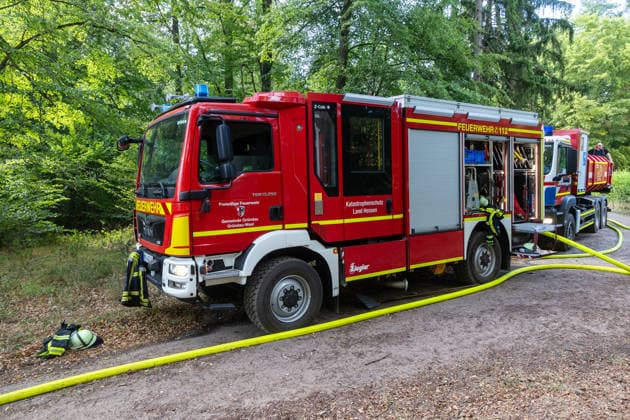 Vier Feuer lodern im Wald Fläche von mehreren Tausend Quadratmetern betroffen Ferienhaussiedlung nur knapp verschont In Rodenbach brennt es seit dem 10.08.2026 an vier Stellen im Wald zwischen den Ortsteilen Ober- und Niederrodenbach. Nach aktuellen Informationen erstreckt sich das Feuer auf einer Fläche von mehreren Tausend Quadratmetern, die Ursache ist zunächst unklar. Das Feuer breitete sich zunächst auch in Richtung einer nahegelegenen Ferienhaussiedlung aus, blieb dieser jedoch dank des Eingreifens der Feuerwehr fern. Die Löscharbeiten dauern nach aktuellen Informationen an, im Einsatz sind umfangreiche Feuerwehrkräfte auch aus dem benachbarten Aschaffenburg. Rodenbach Hessen Deutschland *** Four fires are raging in the