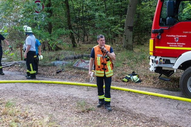 Vier Feuer lodern im Wald Fläche von mehreren Tausend Quadratmetern betroffen Ferienhaussiedlung nur knapp verschont In Rodenbach brennt es seit dem 10.08.2026 an vier Stellen im Wald zwischen den Ortsteilen Ober- und Niederrodenbach. Nach aktuellen Informationen erstreckt sich das Feuer auf einer Fläche von mehreren Tausend Quadratmetern, die Ursache ist zunächst unklar. Das Feuer breitete sich zunächst auch in Richtung einer nahegelegenen Ferienhaussiedlung aus, blieb dieser jedoch dank des Eingreifens der Feuerwehr fern. Die Löscharbeiten dauern nach aktuellen Informationen an, im Einsatz sind umfangreiche Feuerwehrkräfte auch aus dem benachbarten Aschaffenburg. Rodenbach Hessen Deutschland *** Four fires are raging in the