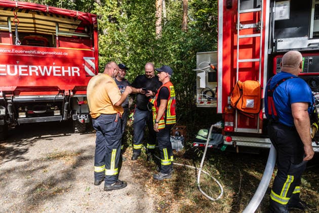 Vier Feuer lodern im Wald Fläche von mehreren Tausend Quadratmetern betroffen Ferienhaussiedlung nur knapp verschont In Rodenbach brennt es seit dem 10.08.2026 an vier Stellen im Wald zwischen den Ortsteilen Ober- und Niederrodenbach. Nach aktuellen Informationen erstreckt sich das Feuer auf einer Fläche von mehreren Tausend Quadratmetern, die Ursache ist zunächst unklar. Das Feuer breitete sich zunächst auch in Richtung einer nahegelegenen Ferienhaussiedlung aus, blieb dieser jedoch dank des Eingreifens der Feuerwehr fern. Die Löscharbeiten dauern nach aktuellen Informationen an, im Einsatz sind umfangreiche Feuerwehrkräfte auch aus dem benachbarten Aschaffenburg. Rodenbach Hessen Deutschland *** Four fires are raging in the