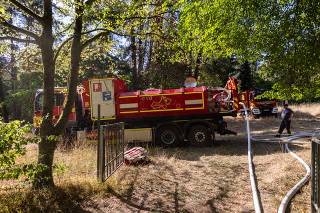 Vier Feuer lodern im Wald Fläche von mehreren Tausend Quadratmetern betroffen Ferienhaussiedlung nur knapp verschont In Rodenbach brennt es seit dem 10.08.2026 an vier Stellen im Wald zwischen den Ortsteilen Ober- und Niederrodenbach. Nach aktuellen Informationen erstreckt sich das Feuer auf einer Fläche von mehreren Tausend Quadratmetern, die Ursache ist zunächst unklar. Das Feuer breitete sich zunächst auch in Richtung einer nahegelegenen Ferienhaussiedlung aus, blieb dieser jedoch dank des Eingreifens der Feuerwehr fern. Die Löscharbeiten dauern nach aktuellen Informationen an, im Einsatz sind umfangreiche Feuerwehrkräfte auch aus dem benachbarten Aschaffenburg. Rodenbach Hessen Deutschland *** Four fires are raging in the