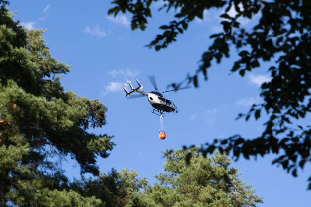 Vier Feuer lodern im Wald Fläche von mehreren Tausend Quadratmetern betroffen Ferienhaussiedlung nur knapp verschont In Rodenbach brennt es seit dem 10.08.2026 an vier Stellen im Wald zwischen den Ortsteilen Ober- und Niederrodenbach. Nach aktuellen Informationen erstreckt sich das Feuer auf einer Fläche von mehreren Tausend Quadratmetern, die Ursache ist zunächst unklar. Das Feuer breitete sich zunächst auch in Richtung einer nahegelegenen Ferienhaussiedlung aus, blieb dieser jedoch dank des Eingreifens der Feuerwehr fern. Die Löscharbeiten dauern nach aktuellen Informationen an, im Einsatz sind umfangreiche Feuerwehrkräfte auch aus dem benachbarten Aschaffenburg. Rodenbach Hessen Deutschland *** Four fires are raging in the