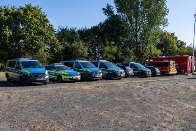 Vier Feuer lodern im Wald Fläche von mehreren Tausend Quadratmetern betroffen Ferienhaussiedlung nur knapp verschont In Rodenbach brennt es seit dem 10.08.2026 an vier Stellen im Wald zwischen den Ortsteilen Ober- und Niederrodenbach. Nach aktuellen Informationen erstreckt sich das Feuer auf einer Fläche von mehreren Tausend Quadratmetern, die Ursache ist zunächst unklar. Das Feuer breitete sich zunächst auch in Richtung einer nahegelegenen Ferienhaussiedlung aus, blieb dieser jedoch dank des Eingreifens der Feuerwehr fern. Die Löscharbeiten dauern nach aktuellen Informationen an, im Einsatz sind umfangreiche Feuerwehrkräfte auch aus dem benachbarten Aschaffenburg. Rodenbach Hessen Deutschland *** Four fires are raging in the