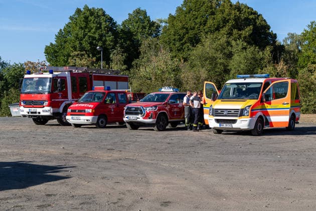 Vier Feuer lodern im Wald Fläche von mehreren Tausend Quadratmetern betroffen Ferienhaussiedlung nur knapp verschont In Rodenbach brennt es seit dem 10.08.2026 an vier Stellen im Wald zwischen den Ortsteilen Ober- und Niederrodenbach. Nach aktuellen Informationen erstreckt sich das Feuer auf einer Fläche von mehreren Tausend Quadratmetern, die Ursache ist zunächst unklar. Das Feuer breitete sich zunächst auch in Richtung einer nahegelegenen Ferienhaussiedlung aus, blieb dieser jedoch dank des Eingreifens der Feuerwehr fern. Die Löscharbeiten dauern nach aktuellen Informationen an, im Einsatz sind umfangreiche Feuerwehrkräfte auch aus dem benachbarten Aschaffenburg. Rodenbach Hessen Deutschland *** Four fires are raging in the