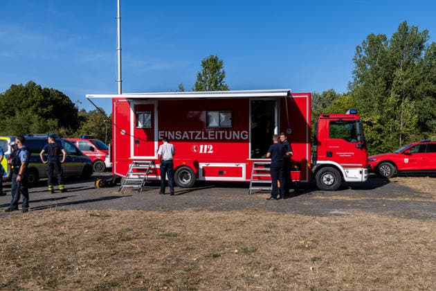 Vier Feuer lodern im Wald Fläche von mehreren Tausend Quadratmetern betroffen Ferienhaussiedlung nur knapp verschont In Rodenbach brennt es seit dem 10.08.2026 an vier Stellen im Wald zwischen den Ortsteilen Ober- und Niederrodenbach. Nach aktuellen Informationen erstreckt sich das Feuer auf einer Fläche von mehreren Tausend Quadratmetern, die Ursache ist zunächst unklar. Das Feuer breitete sich zunächst auch in Richtung einer nahegelegenen Ferienhaussiedlung aus, blieb dieser jedoch dank des Eingreifens der Feuerwehr fern. Die Löscharbeiten dauern nach aktuellen Informationen an, im Einsatz sind umfangreiche Feuerwehrkräfte auch aus dem benachbarten Aschaffenburg. Rodenbach Hessen Deutschland *** Four fires are raging in the
