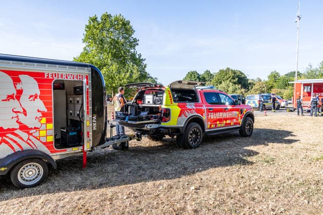 Vier Feuer lodern im Wald Fläche von mehreren Tausend Quadratmetern betroffen Ferienhaussiedlung nur knapp verschont In Rodenbach brennt es seit dem 10.08.2026 an vier Stellen im Wald zwischen den Ortsteilen Ober- und Niederrodenbach. Nach aktuellen Informationen erstreckt sich das Feuer auf einer Fläche von mehreren Tausend Quadratmetern, die Ursache ist zunächst unklar. Das Feuer breitete sich zunächst auch in Richtung einer nahegelegenen Ferienhaussiedlung aus, blieb dieser jedoch dank des Eingreifens der Feuerwehr fern. Die Löscharbeiten dauern nach aktuellen Informationen an, im Einsatz sind umfangreiche Feuerwehrkräfte auch aus dem benachbarten Aschaffenburg. Rodenbach Hessen Deutschland *** Four fires are raging in the