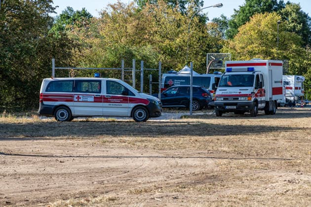 Vier Feuer lodern im Wald Fläche von mehreren Tausend Quadratmetern betroffen Ferienhaussiedlung nur knapp verschont In Rodenbach brennt es seit dem 10.08.2026 an vier Stellen im Wald zwischen den Ortsteilen Ober- und Niederrodenbach. Nach aktuellen Informationen erstreckt sich das Feuer auf einer Fläche von mehreren Tausend Quadratmetern, die Ursache ist zunächst unklar. Das Feuer breitete sich zunächst auch in Richtung einer nahegelegenen Ferienhaussiedlung aus, blieb dieser jedoch dank des Eingreifens der Feuerwehr fern. Die Löscharbeiten dauern nach aktuellen Informationen an, im Einsatz sind umfangreiche Feuerwehrkräfte auch aus dem benachbarten Aschaffenburg. Rodenbach Hessen Deutschland *** Four fires are raging in the