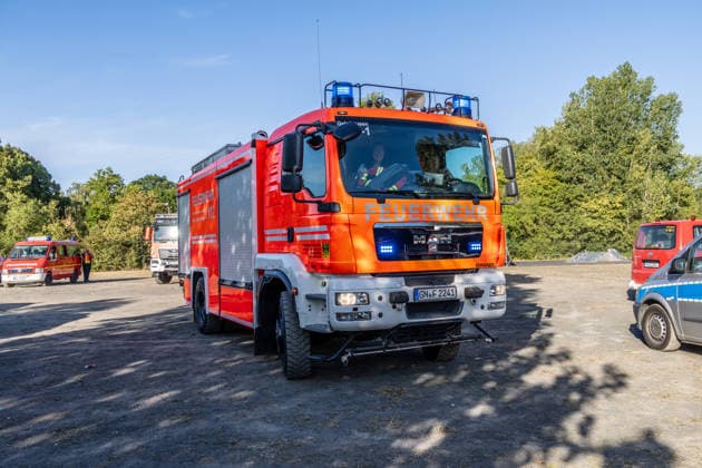 Vier Feuer lodern im Wald Fläche von mehreren Tausend Quadratmetern betroffen Ferienhaussiedlung nur knapp verschont In Rodenbach brennt es seit dem 10.08.2026 an vier Stellen im Wald zwischen den Ortsteilen Ober- und Niederrodenbach. Nach aktuellen Informationen erstreckt sich das Feuer auf einer Fläche von mehreren Tausend Quadratmetern, die Ursache ist zunächst unklar. Das Feuer breitete sich zunächst auch in Richtung einer nahegelegenen Ferienhaussiedlung aus, blieb dieser jedoch dank des Eingreifens der Feuerwehr fern. Die Löscharbeiten dauern nach aktuellen Informationen an, im Einsatz sind umfangreiche Feuerwehrkräfte auch aus dem benachbarten Aschaffenburg. Rodenbach Hessen Deutschland *** Four fires are raging in the
