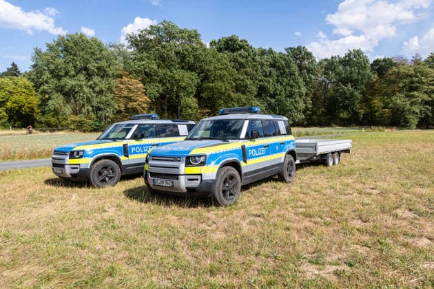 Vier Feuer lodern im Wald Fläche von mehreren Tausend Quadratmetern betroffen Ferienhaussiedlung nur knapp verschont In Rodenbach brennt es seit dem 10.08.2026 an vier Stellen im Wald zwischen den Ortsteilen Ober- und Niederrodenbach. Nach aktuellen Informationen erstreckt sich das Feuer auf einer Fläche von mehreren Tausend Quadratmetern, die Ursache ist zunächst unklar. Das Feuer breitete sich zunächst auch in Richtung einer nahegelegenen Ferienhaussiedlung aus, blieb dieser jedoch dank des Eingreifens der Feuerwehr fern. Die Löscharbeiten dauern nach aktuellen Informationen an, im Einsatz sind umfangreiche Feuerwehrkräfte auch aus dem benachbarten Aschaffenburg. Rodenbach Hessen Deutschland *** Four fires are raging in the