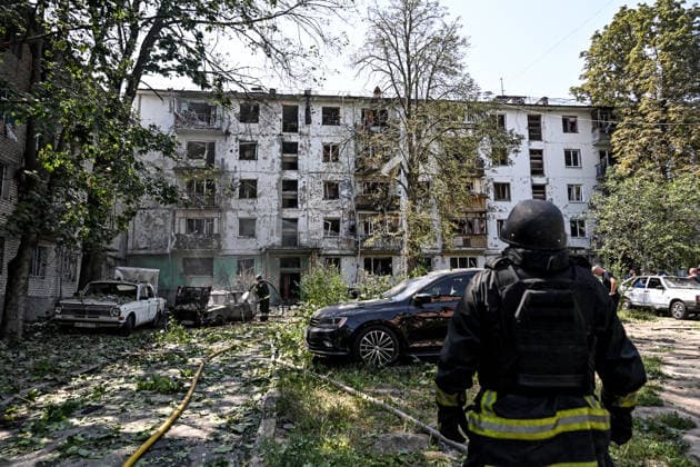 Rescue workers deal with the aftermath of a Russian air strike, Zaporizhzhia, Ukraine, August 10, 2026. Russian forces attacked civilian infrastructure in the regional capital and the Zaporizhzhia district with guided aerial bombs. Apartment blocks and private houses were damaged, and cars were wrecked. At least 24 people were injured, including two children. (Photo by Dmytro Smolienko Ukrinform) Russian army attacks Zaporizhzhia with guided bombs again  Copyright: xDmytroxSmolienkox