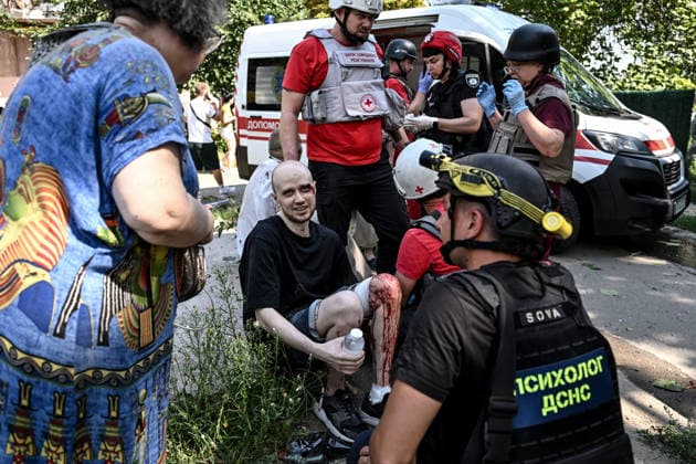 A State Emergency Service psychologist and medics attend to a man injured by a Russian air strike, Zaporizhzhia, Ukraine, August 10, 2026. Russian forces attacked civilian infrastructure in the regional capital and the Zaporizhzhia district with guided aerial bombs. Apartment blocks and private houses were damaged, and cars were wrecked. At least 24 people were injured, including two children. (Photo by Dmytro Smolienko Ukrinform) Russian army attacks Zaporizhzhia with guided bombs again  Copyright: xDmytroxSmolienkox