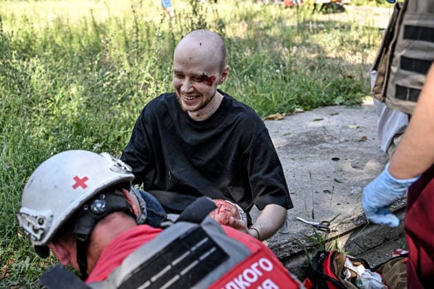 (An injured man smiles as a medic attends to him after a Russian air strike, Zaporizhzhia, Ukraine, August 10, 2026. Russian forces attacked civilian infrastructure in the regional capital and the Zaporizhzhia district with guided aerial bombs. Apartment blocks and private houses were damaged, and cars were wrecked. At least 24 people were injured, including two children. Photo by Dmytro Smolienko Ukrinform) Russian army attacks Zaporizhzhia with guided bombs again  Copyright: xDmytroxSmolienkox
