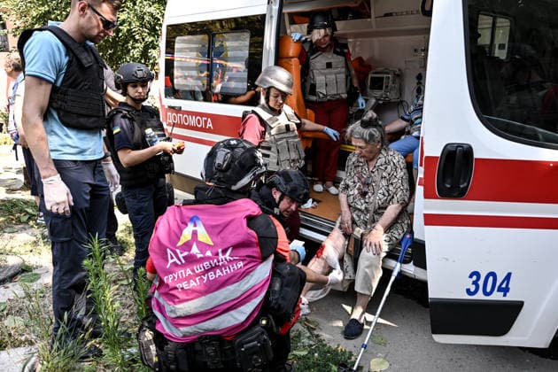 A first responder bandages the leg of an elderly woman injured in a Russian air strike, Zaporizhzhia, Ukraine, August 10, 2026. Russian forces attacked civilian infrastructure in the regional capital and the Zaporizhzhia district with guided aerial bombs. Apartment blocks and private houses were damaged, and cars were wrecked. At least 24 people were injured, including two children. (Photo by Dmytro Smolienko Ukrinform) Russian army attacks Zaporizhzhia with guided bombs again  Copyright: xDmytroxSmolienkox