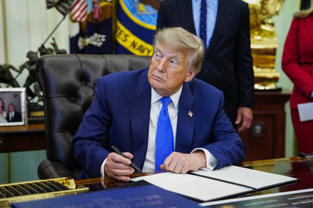 President Donald Trump Signs Executive Order on Childhood Vaccines President Donald Trump speaks signs an executive order that reevaluates childhood vaccines in the Oval Office of the White House in Washington, DC on August 10, 2026. While the executive order still recommends childhood vaccines for 11 diseases, including measles and polio, it calls for limiting vaccines for other diseases, like hepatitis A and B and meningococcal disease, to high-risk populations. Photo by Bonnie Cash Pool ABACAPRESS.COM WASHINGTON DC United States  Copyright: xPool ABACAx
