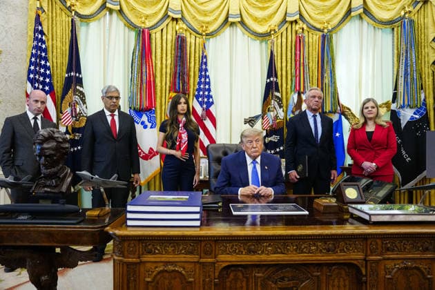 President Donald Trump Signs Executive Order on Childhood Vaccines President Donald Trump (C) speaks after signing an executive order that reevaluates childhood vaccines in the Oval Office of the White House in Washington, DC on August 10, 2026. While the executive order still recommends childhood vaccines for 11 diseases, including measles and polio, it calls for limiting vaccines for other diseases, like hepatitis A and B and meningococcal disease, to high-risk populations. Photo by Bonnie Cash Pool ABACAPRESS.COM WASHINGTON DC United States  Copyright: xPool ABACAx