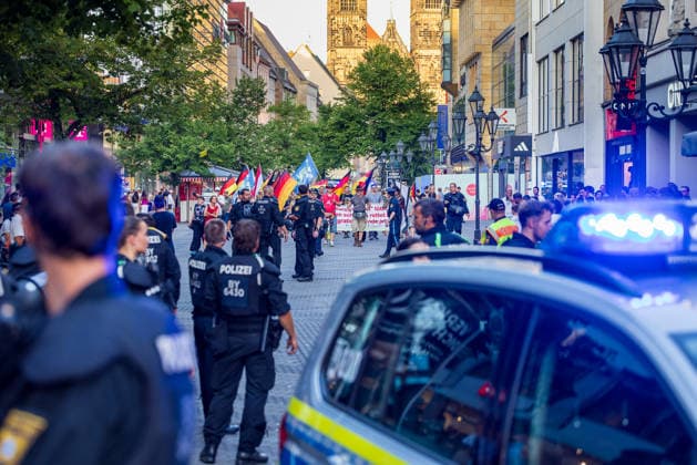 Polizeieinsatz bei Montagsdemo von Team Menschenrechte und Gegenprotesten, Nürnberg, 10.087.2026 Polizeikräfte begleiten einen Demonstrationszug von Team Menschenrechte durch die Karolinenstraße. Ein Einsatzfahrzeug mit Blaulicht steht am Rand der Fußgängerzone, im Hintergrund sind Fahnen und Teilnehmer des Aufzugs zu erkennen. Nürnberg Bayern Deutschland *** Police operation during the Monday demonstration by Team Menschenrechte and counter-protests, Nuremberg, 10 087 2026 Police officers escort a demonstration march by Team Menschenrechte through Karolinenstraße. A police vehicle with its blue lights flashing is parked at the edge of the pedestrian zone; flags and participants in the march can be seen in the background. Nurembe 20260810-286A4982-M4000