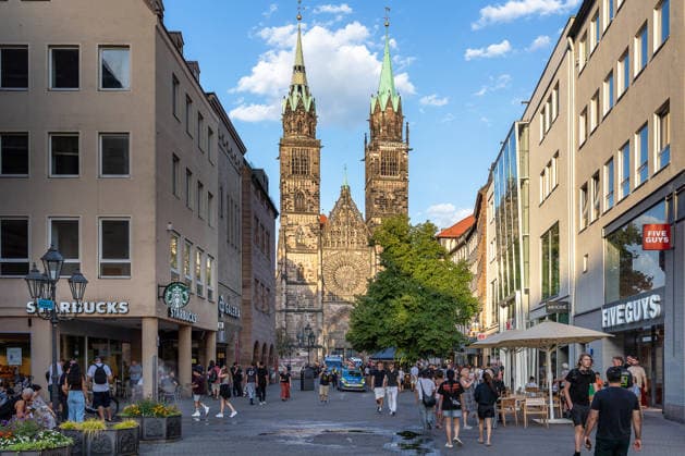 Polizeieinsatz bei Montagsdemo von Team Menschenrechte und Gegenprotesten, Nürnberg, 10.087.2026 Demonstrationszug von Team Menschenrechte durch die Karolinenstraße in der Fußgängerzone. Passanten und CafÃ besucher beobachten den Aufzug vor der Kulisse der Lorenzkirche. Nürnberg Bayern Deutschland *** Police operation during the Monday demonstration by Team Menschenrechte and counter-protests, Nuremberg, 10 087 2026 A demonstration march by Team Menschenrechte through Karolinenstraße in the pedestrian zone; passersby and café patrons watch the procession against the backdrop of St. Lorenz Church, Nuremberg, Bavaria, Germany 20260810-6V2A0628-M4000