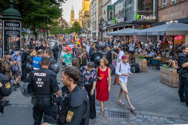 Polizeieinsatz bei Montagsdemo von Team Menschenrechte und Gegenprotesten, Nürnberg, 10.087.2026 Demonstrationszug von Team Menschenrechte durch die Karolinenstraße, begleitet von einem großen Polizeiaufgebot. Passanten und Besucher des Einzelhandels bewegen sich zwischen den Demonstranten und der Polizeiabsperrung. Nürnberg Bayern Deutschland *** Police operation during the Monday demonstration by Team Menschenrechte and counter-protests, Nuremberg, 10 087 2026 A demonstration march by Team Menschenrechte through Karolinenstraße, accompanied by a large police presence; passersby and shoppers move between the demonstrators and the police cordon; Nuremberg, Bavaria, Germany 20260810-6V2A0781-M4000