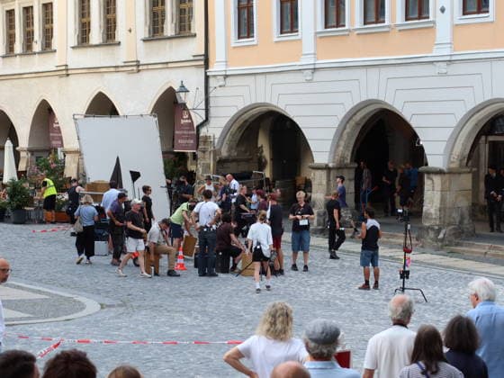 Im Bild: Das Set am Braunen Hirsch am Untermarkt und Neißstraße. Kamera läuft in Görliwood: Dreharbeiten für historische Serie Dolly gestartet. Görlitz, 10. August 2026 Die historische Altstadt von Görlitz verwandelt sich seit Ende Juli wieder in eine lebendige Filmkulisse. Unter dem Arbeitstitel Dolly haben die Dreharbeiten für eine neue aufwendige historische Serie begonnen. Die Produktion wird von der Beta Berlin Produktions GmbH umgesetzt und erstreckt sich über die Monate Juli und August 2026. Aufwendige Kulissen am Fischmarkt. Für das im 19. Jahrhundert angesiedelte Serienprojekt wird das historische Stadtbild von Görlitz intensiv genutzt. Ein zentraler Drehort ist der Görlitzer Fischmarkt. Um die At Copyright: xMatthiasxWehnertx