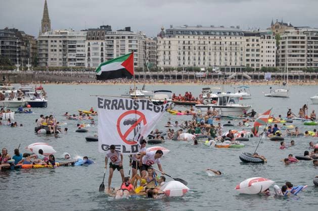 News Bilder des Tages #2 August 10, 2026, Donostia - San Sebastian, Gipuzkoa, Spain: DONOSTIAÃ¢â‚¬SAN SEBASTIoÂ?N, SPAIN Ã¢â‚¬ AUGUST 10, 2026: Revellers attempt to navigate hand-made rafts towards La Concha Beach during the annual Abordaje ( Boarding ) event in DonostiaÃ¢â‚¬San SebastioÂ¡n. The popular spectacle is the flagship event of the alternative program organized by the Pirates of San SebastioÂ¡n, a participatory grassroots movement that forms part of the city s Semana Grande (Big Week) celebrations. Donostia - San Sebastian Spain  - ZUMAq101 20260810_zna_q101_047 Copyright: xGarixGaraialdex