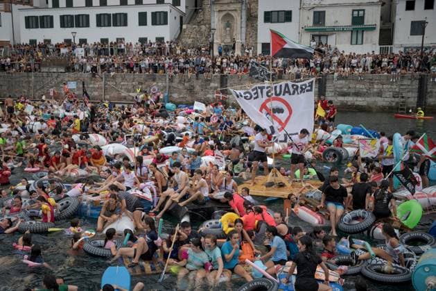 August 10, 2026, Donostia - San Sebastian, Gipuzkoa, Spain: DONOSTIAÃ¢â‚¬SAN SEBASTIoÂN, SPAIN Ã¢â‚¬ AUGUST 10, 2026: Revellers attempt to navigate hand-made rafts towards La Concha Beach during the annual Abordaje ( Boarding ) event in DonostiaÃ¢â‚¬San SebastioÂ¡n. The popular spectacle is the flagship event of the alternative program organized by the Pirates of San SebastioÂ¡n, a participatory grassroots movement that forms part of the city s Semana Grande (Big Week) celebrations. Donostia - San Sebastian Spain  - ZUMAq101 20260810_zna_q101_048 Copyright: xGarixGaraialdex