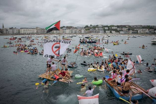 August 10, 2026, Donostia - San Sebastian, Gipuzkoa, Spain: DONOSTIAÃ¢â‚¬SAN SEBASTIoÂN, SPAIN Ã¢â‚¬ AUGUST 10, 2026: Revellers attempt to navigate hand-made rafts towards La Concha Beach during the annual Abordaje ( Boarding ) event in DonostiaÃ¢â‚¬San SebastioÂ¡n. The popular spectacle is the flagship event of the alternative program organized by the Pirates of San SebastioÂ¡n, a participatory grassroots movement that forms part of the city s Semana Grande (Big Week) celebrations. Donostia - San Sebastian Spain  - ZUMAq101 20260810_zna_q101_045 Copyright: xGarixGaraialdex