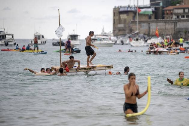 August 10, 2026, Donostia - San Sebastian, Gipuzkoa, Spain: DONOSTIAÃ¢â‚¬SAN SEBASTIoÂN, SPAIN Ã¢â‚¬ AUGUST 10, 2026: Revellers attempt to navigate hand-made rafts towards La Concha Beach during the annual Abordaje ( Boarding ) event in DonostiaÃ¢â‚¬San SebastioÂ¡n. The popular spectacle is the flagship event of the alternative program organized by the Pirates of San SebastioÂ¡n, a participatory grassroots movement that forms part of the city s Semana Grande (Big Week) celebrations. Donostia - San Sebastian Spain  - ZUMAq101 20260810_zna_q101_044 Copyright: xGarixGaraialdex