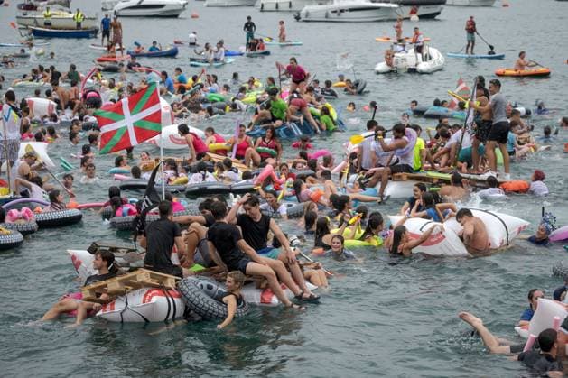 August 10, 2026, Donostia - San Sebastian, Gipuzkoa, Spain: DONOSTIAÃ¢â‚¬SAN SEBASTIoÂN, SPAIN Ã¢â‚¬ AUGUST 10, 2026: Revellers attempt to navigate hand-made rafts towards La Concha Beach during the annual Abordaje ( Boarding ) event in DonostiaÃ¢â‚¬San SebastioÂ¡n. The popular spectacle is the flagship event of the alternative program organized by the Pirates of San SebastioÂ¡n, a participatory grassroots movement that forms part of the city s Semana Grande (Big Week) celebrations. Donostia - San Sebastian Spain  - ZUMAq101 20260810_zna_q101_038 Copyright: xGarixGaraialdex
