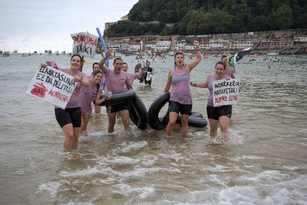 August 10, 2026, Donostia - San Sebastian, Gipuzkoa, Spain: DONOSTIAÃ¢â‚¬SAN SEBASTIoÂN, SPAIN Ã¢â‚¬ AUGUST 10, 2026: Revellers attempt to navigate hand-made rafts towards La Concha Beach during the annual Abordaje ( Boarding ) event in DonostiaÃ¢â‚¬San SebastioÂ¡n. The popular spectacle is the flagship event of the alternative program organized by the Pirates of San SebastioÂ¡n, a participatory grassroots movement that forms part of the city s Semana Grande (Big Week) celebrations. Donostia - San Sebastian Spain  - ZUMAq101 20260810_zna_q101_039 Copyright: xGarixGaraialdex