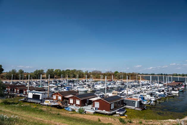 August 10, 2026, Rijnwaarden - Tolkamer, Gelderland, The Netherlands: 10 August 2026, Rijnwaarden - Tolkamer, The Netherlands. Pleasure boats lie stranded on exposed sandbanks in the partly dried-out and overpacked harbour of De Bijland, as a severe drought and near-record low Rhine levels leave part of the marina high and dry. Rijnwaarden - Tolkamer The Netherlands - ZUMAp202 20260810_zip_p202_001 Copyright: xJamesxPetermeierx