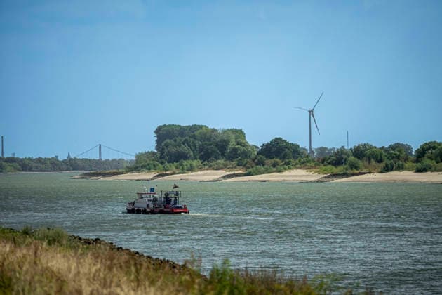 August 10, 2026, Rijnwaarden - Tolkamer, Gelderland, The Netherlands: A Tolkamer resident of 70 years named Dorrie expressed that she has never seen water levels of the Rhine River as low as they are at present: Normally, you see no sand, she explained. 10 August 2026, Rijnwaarden - Tolkamer, The Netherlands. Boats sit tilted on the dried bed, and vessels rest on exposed sand at the Europakade at the point where the Rhine River enters the Netherlands from Germany. Rijnwaarden - Tolkamer The Netherlands - ZUMAp202 20260810_zip_p202_005 Copyright: xJamesxPetermeierx