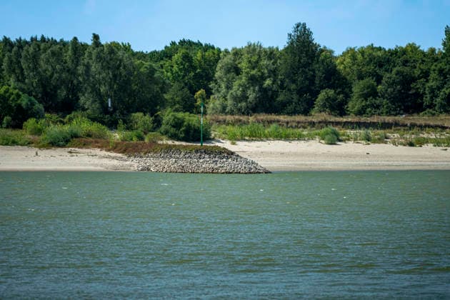 August 10, 2026, Rijnwaarden - Tolkamer, Gelderland, The Netherlands: A Tolkamer resident of 70 years named Dorrie expressed that she has never seen water levels of the Rhine River as low as they are at present: Normally, you see no sand, she explained. 10 August 2026, Rijnwaarden - Tolkamer, The Netherlands. Boats sit tilted on the dried bed, and vessels rest on exposed sand at the Europakade at the point where the Rhine River enters the Netherlands from Germany. Rijnwaarden - Tolkamer The Netherlands - ZUMAp202 20260810_zip_p202_009 Copyright: xJamesxPetermeierx