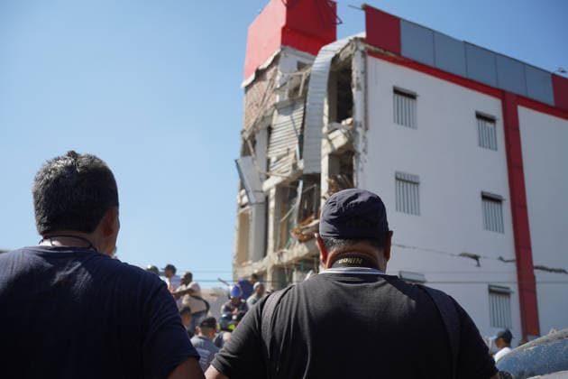 August 10, 2026, Cali, Valle Del Cauca, Colombia: People gather outside rubble of a collapsed building to search for survivors in Cali after a 7,4 Earthquake that struck Colombia on August 10, 2026. Cali Colombia  - ZUMAvp1_ 20260810_zia_vp1_013 Copyright: xSebastianxMarmolejox