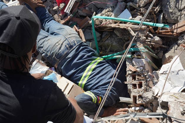 August 10, 2026, Cali, Valle Del Cauca, Colombia: People gather outside rubble of a collapsed building to search for survivors in Cali after a 7,4 Earthquake that struck Colombia on August 10, 2026. Cali Colombia  - ZUMAvp1_ 20260810_zia_vp1_010 Copyright: xSebastianxMarmolejox