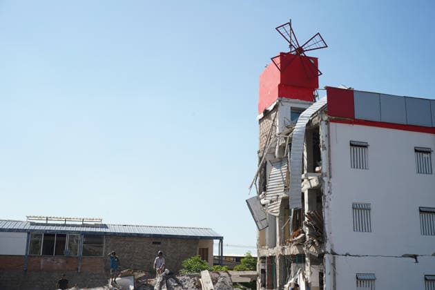 August 10, 2026, Cali, Valle Del Cauca, Colombia: People gather outside rubble of a collapsed building to search for survivors in Cali after a 7,4 Earthquake that struck Colombia on August 10, 2026. Cali Colombia  - ZUMAvp1_ 20260810_zia_vp1_008 Copyright: xSebastianxMarmolejox